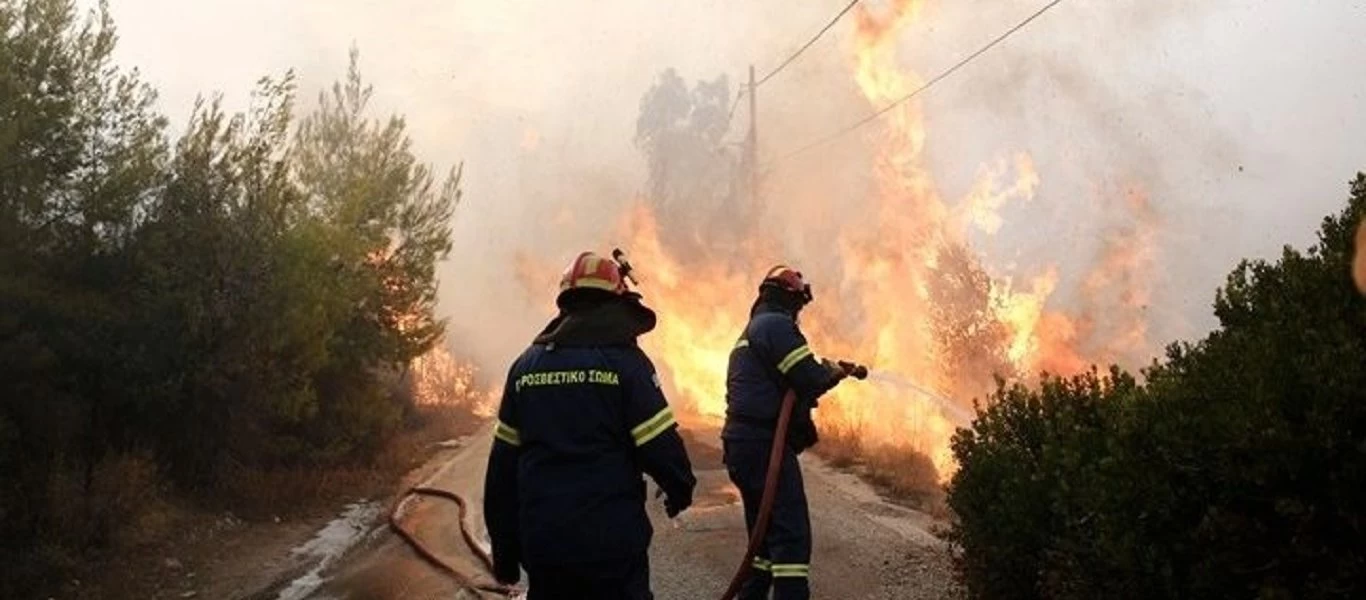 Πυρκαγιά Βαρυμπόμπη: Δημοσιογράφοι και πυροσβέστες κινδύνευσαν σε ζωντανή σύνδεση στο Κρυονέρι! (βίντεο)